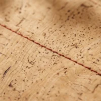 Flat Zip Pouch L, close-up of the cork grain