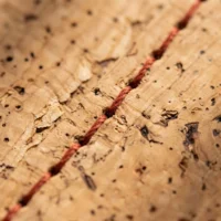 Flat Zip Pouch S, close-up of the cork grain