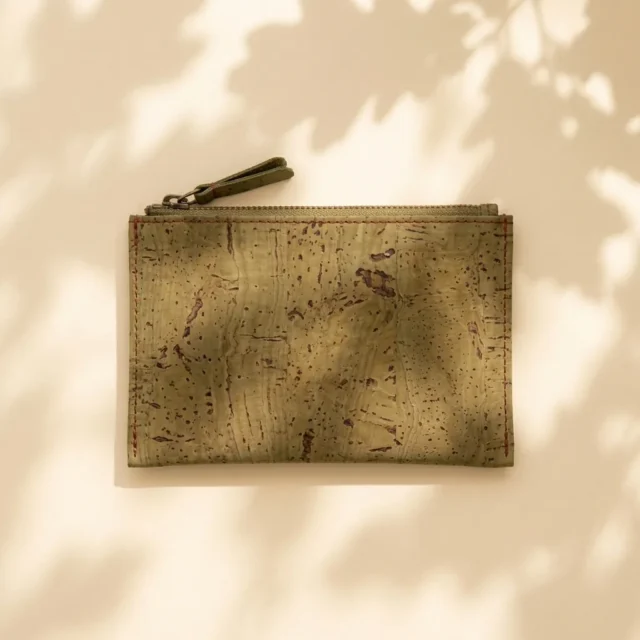 Estuche plano con cremallera S en corcho Musgo